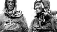 11. 1. - Zemřel Hillary, první muž, který viděl svět z Everestu - V nemocnici v novozélandském Aucklandu zemřel na infarkt Edmund Hillary. První muž, který pokořil nejvyšší horu světa Mount Everest, zesnul v 88 letech.  Na Everest do výšky 8850 metrů nad mořem vystoupil 29. května 1953 v půl dvanácté dopoledne spolu s nepálským šerpou Tenzingem Norgayem. Byli členy čtyřsetčlenné britské výpravy.  Další podrobnosti čtěte ve zprávě zde