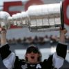 Hokejista Anže Kopitar slaví zisk Stanley Cupu v ulicích Los Angeles
