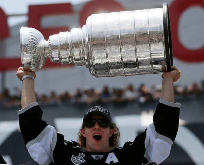 Hokejista Anže Kopitar slaví zisk Stanley Cupu v ulicích Los Angeles.