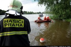 Muže topícího se v Ostrožské Nové Vsi se podařilo oživit. V nemocnici pak zemřel
