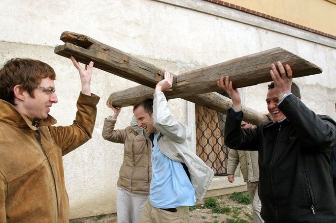 15:48 Kříž byl stlučen ze starých střešních trámů. V jeho nesení mezi jednotlivými zastaveními se účastníci procesí střídali. Někdy při tom bylo dost legrace.