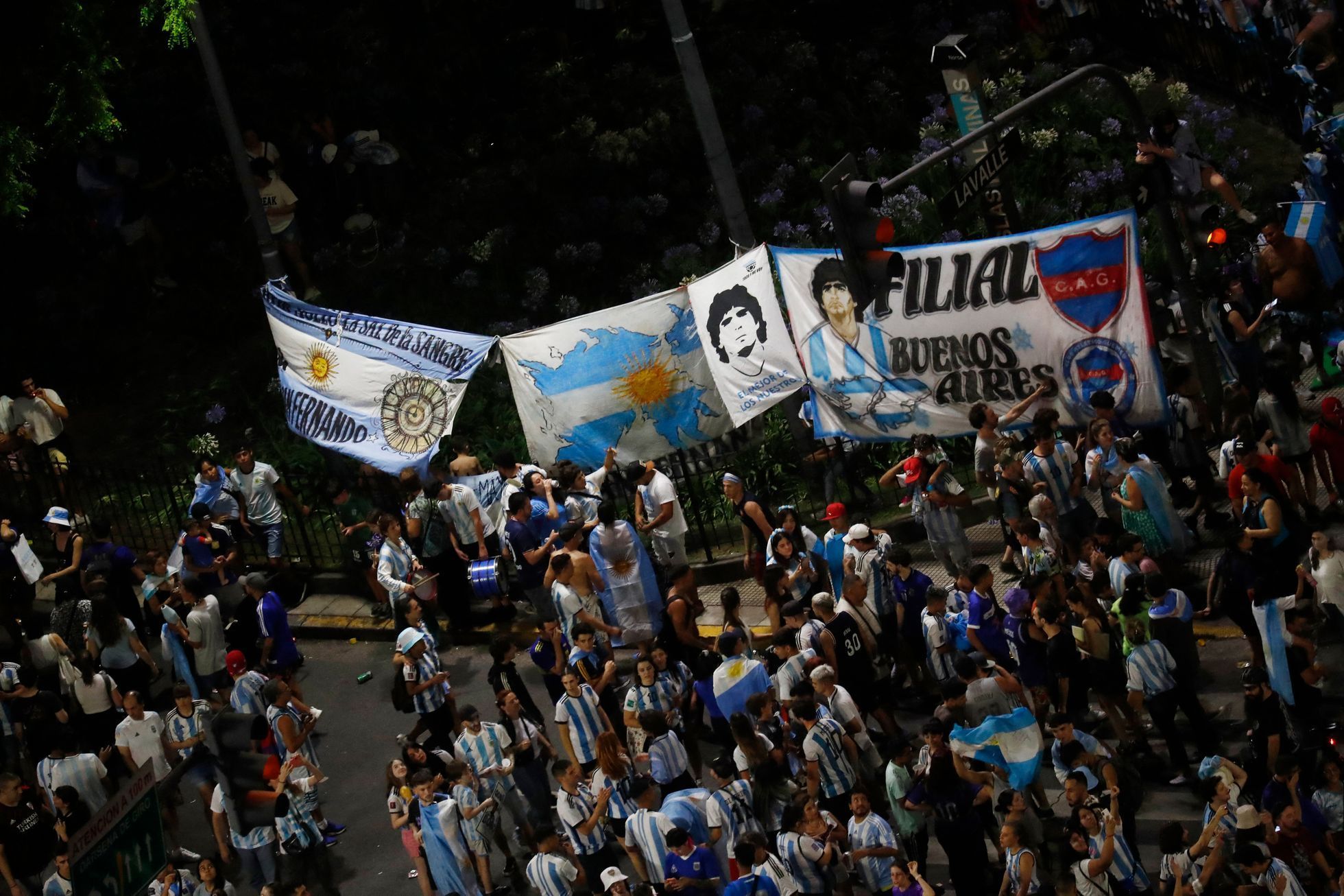 Argentinci fandí v ulicích Buenos Aires během semifinále MS 2022 Argentina - Chorvatsko