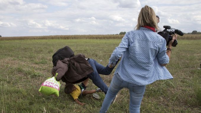 Novinářka srazila k zemi uprchlíky.