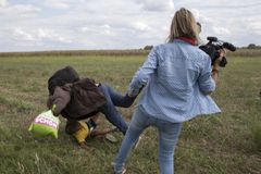 Novinářka kopala do utíkajících dětí. "Připojila se k honu na uprchlíky," říká válečný reportér