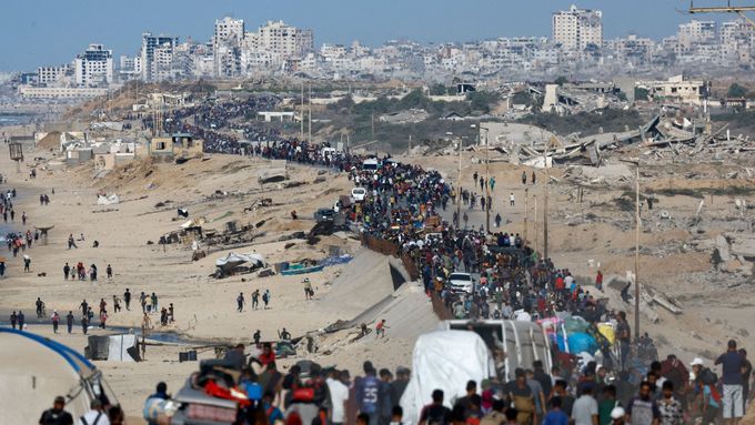 Palestinci, kteří byli během války na příkaz Izraele vysídleni do jižní části Pásma Gazy, se vracejí po silnici na sever poté, co vstoupilo v platnost příměří.