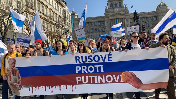 Rusové v Praze protestovali proti Putinovi a válce na Ukrajině