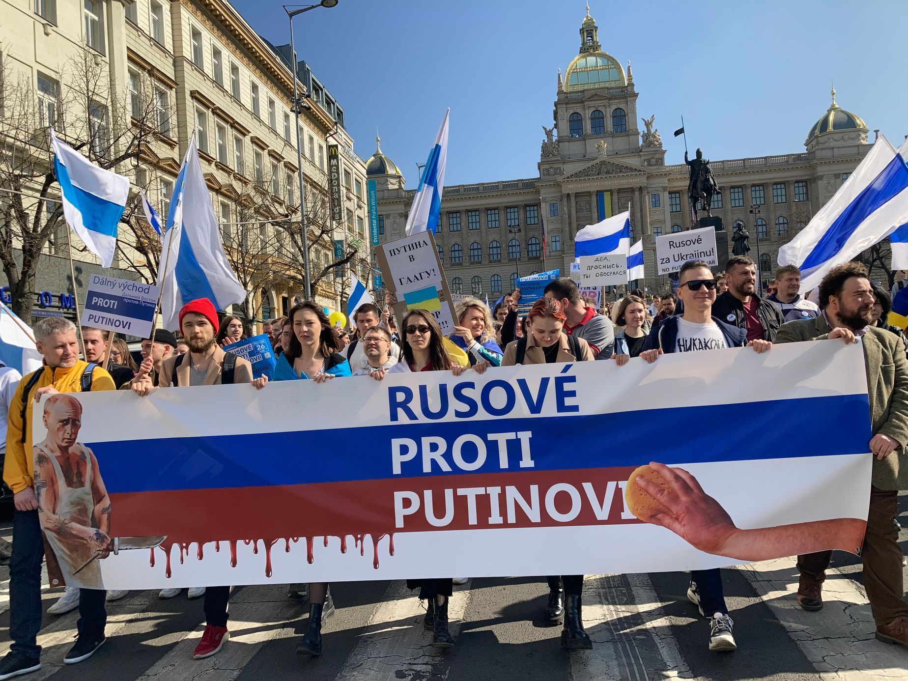 Rusové v Praze protestovali proti Putinovi a válce na Ukrajině