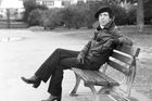 V hudebním světě prorazil, až když se v roce 1966 přestěhoval z Kanady do New Yorku. První studiové album vydal v roce 1967 pod názvem Songs of Leonard Cohen, poslední nahrávka You Want It Darker mu vyšla letos v říjnu, tedy o téměř půl století později.  (Na snímku z roku 1976.)