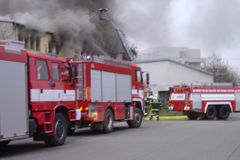 Požáry v Praze: Mrtvý v Karlíně, evakuace v Bohnicích