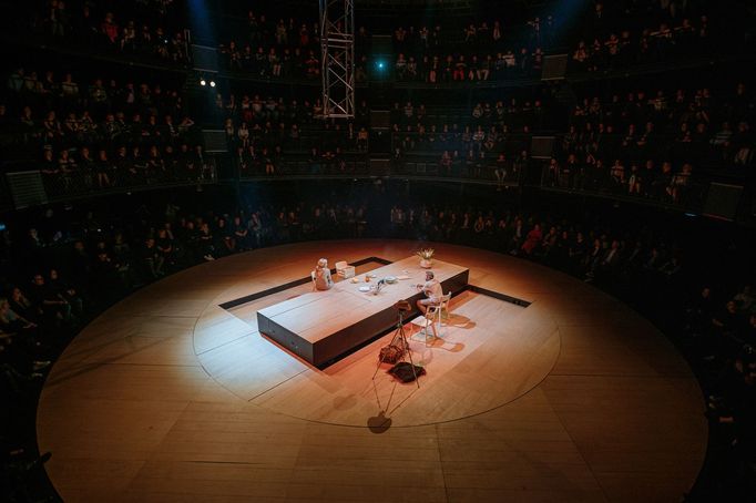 Představení Madisonské mosty v hlavních rolích s Janem Révaiem a Vandou Hybnerovou mělo v Nové Spirále premiéru v listopadu 2024.