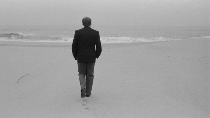 Václav Havel na portugalském pobřeží Atlantiku, 1990.