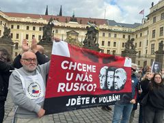 Kroky pro demokracii nechyběly ani na protestu proti akci, na které se sešli týden před říjnovými volbami příznivci SPD a koalice Stačilo!