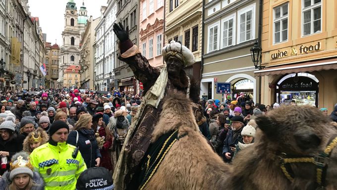 Tříkrálový průvod prošel centrm Prahy na velbloudech. Akci zahájil kardinál Duka