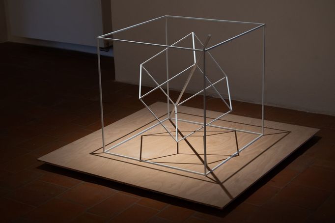 Snímek z výstavy děl Vratislava Karla Nováka v Galerii Středočeského kraje.