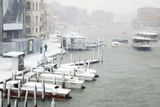 10. březen v Benátkách. 
 severní Itálii, kde v uplynulých 24 hodinách sněžilo bez přestávky, je 1000 kilometrů silnic nesjízdných či sjízdných jen s velkou opatrností. V oblasti Apenin napadlo více než 60 centimetrů sněhu a meteorologové očekávají, že během dneška napadne dalšího půl metru.
