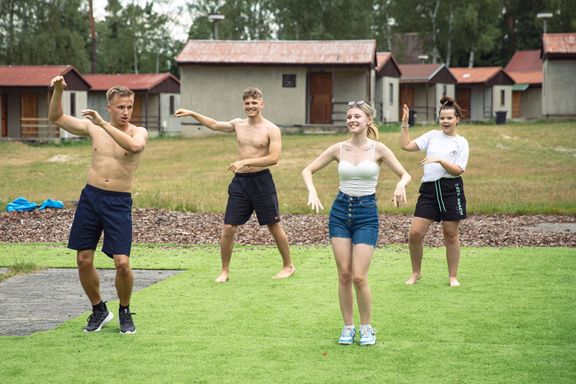 Skupina teenagerů si svůj pobyt u Máchova jezera užívá.