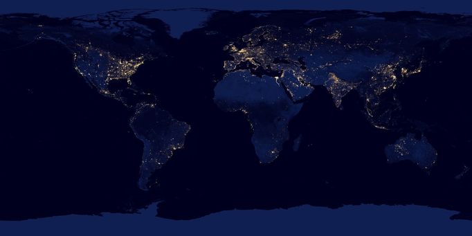 Složený satelitní snímek NASA ukazující pohled na Zemi během noci. Rok 2012