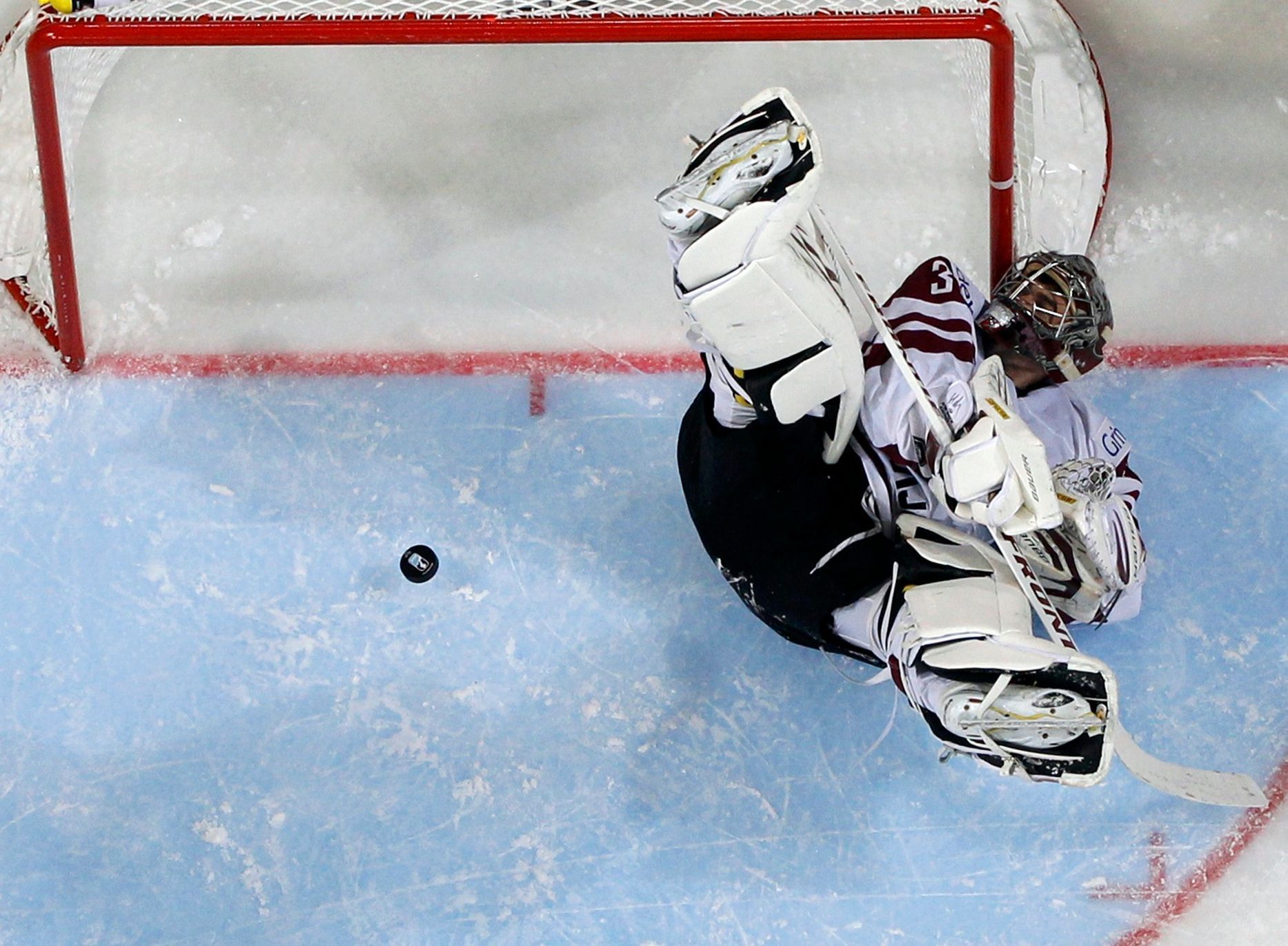 MS v hokeji 2013, Rusko - Lotyšsko: Edgars Masalskis dostává gól