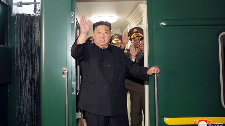Rusko potřebuje mnoho dělostřelecké munice. Jeden muž ji má a rád prodá: Kim Čong-un