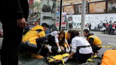 Záchranáři pomáhají oběti teroristického útoku v Istanbulu