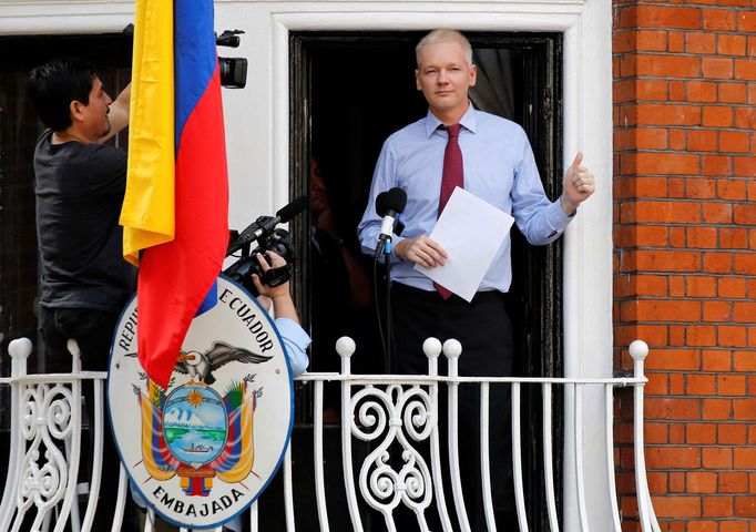 Spoluzakladatel serveru WikiLeaks Julian Assange mluví na ekvádorské ambasádě v Londýně, snímek z 19. srpna 2012.