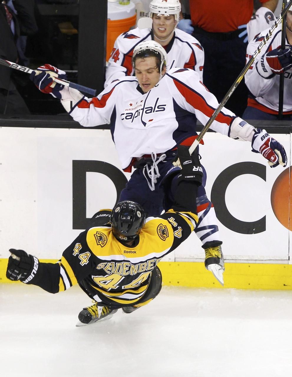 Alex Ovečkin se srazil s Denisem Seidenbergem / Boston Bruins vs. Washington Capitals
