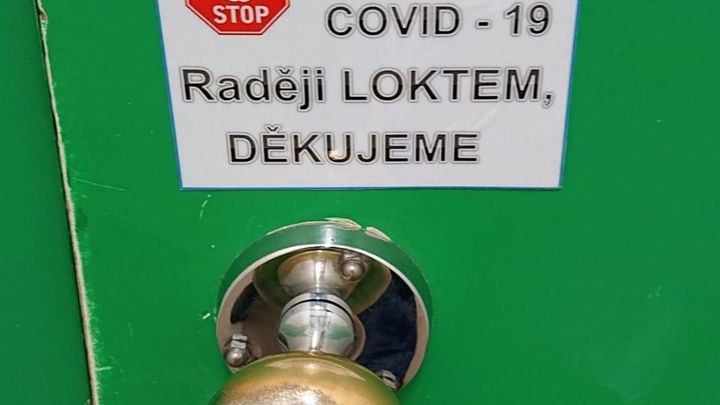 Nová várka cedulí ukazuje to nejlepší, co vás v ulicích rozesmálo. Inspiroval i covid; Zdroj foto: Pavel Plichtik