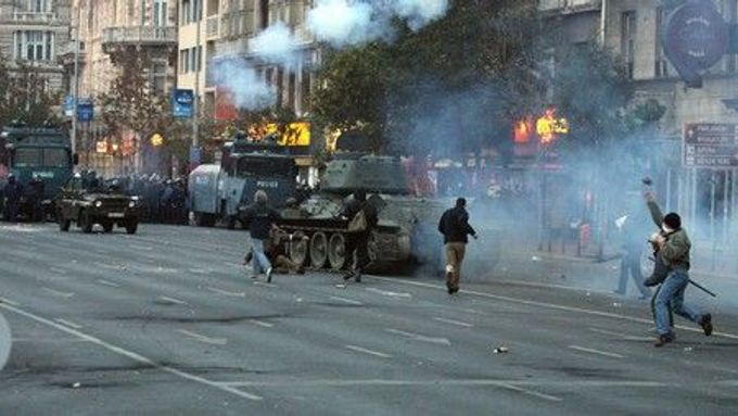 Po padesáti letech tank opět v maďarských ulicích. Tohoto se zmocnili demonstranti a vyrazili proti policejním vozidlům