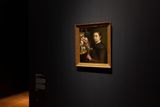 Na snímku z výstavy je autoportrét Sofonisby Anguissolové u malířského stojanu z let 1556 až 1565.