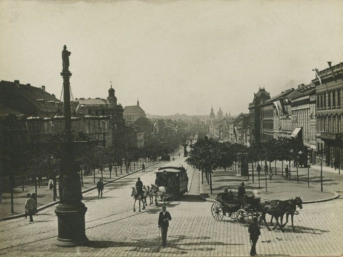 Anonym: Vůz koňky u Národního muzea, kolem 1900, Sbírka Scheufler.