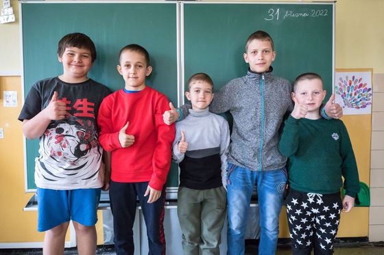 Kristián (vlevo) se svými novými kamarády z Ukrajiny.
