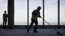 A construction worker sweeps the 71st floor of One World Trade Center in New York April 30, 2012. The One World Trade Center, built on the Ground Zero site of the fallen World Trade Center Towers, which were brought down in the September 11, 2001 terror attacks, officially surpassed the Empire State Building as the tallest building in New York on Monday. The One World Trade Center will stand at 1,776 feet (541 meters) to the tip of its antenna when it is completed, possibly by late 2013. It will then be the tallest building in the Western Hemisphere and the third tallest building in the world. REUTERS/Andrew Burton (UNITED STATES - Tags: SOCIETY BUSINESS CONSTRUCTION REAL ESTATE CITYSPACE) Published: Dub. 30, 2012, 8:14 odp.