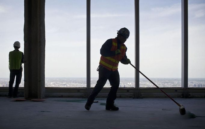 A construction worker sweeps the 71st floor of One World Trade Center in New York April 30, 2012. The One World Trade Center, built on the Ground Zero site of the fallen World Trade Center Towers, which were brought down in the September 11, 2001 terror attacks, officially surpassed the Empire State Building as the tallest building in New York on Monday. The One World Trade Center will stand at 1,776 feet (541 meters) to the tip of its antenna when it is completed, possibly by late 2013. It will then be the tallest building in the Western Hemisphere and the third tallest building in the world. REUTERS/Andrew Burton (UNITED STATES - Tags: SOCIETY BUSINESS CONSTRUCTION REAL ESTATE CITYSPACE) Published: Dub. 30, 2012, 8:14 odp.