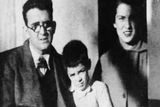 S rodiči. Po otci Ernestu Guevarovi Lynchovi zdědil irské a španělské kořeny, rodina jeho matky Celie de la Serna y Llosa pocházela ze Španělska.