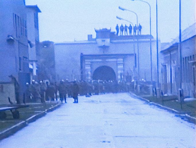 Fotoreprodukce z dobového VHS videozáznamu policejních složek ČSSR, který zachytil potlačení vzpoury vězňů ve věznici Leopoldov v březnu roku 1990.