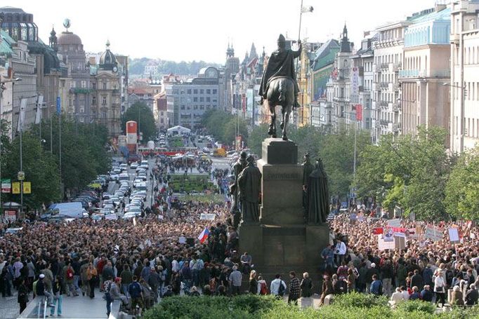 Demonstrace za odstoupení Paroubka