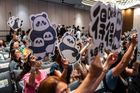 Oslavenci mají vlastní fanclub, návštěvníci mávají cedulemi se jmény Ťia Ťia a Te Te, ozdobenými pandími portréty.