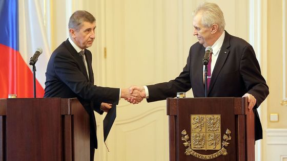 Fotoblog: Prezident v jednom kole, v jednom dni stihl dvě akce. Uložit klenoty i přijmout demisi