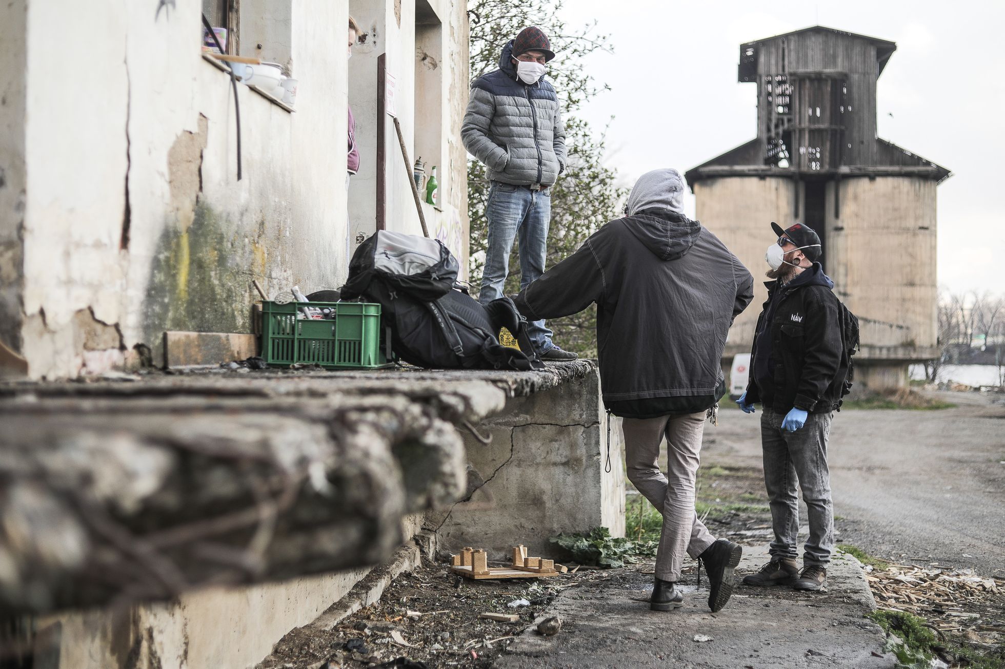 Armáda Spásy rozdává roušky lidem bez domova - koronavirus, bezdomovec, terénní pracovník, sociální práce, chudoba, vyloučení