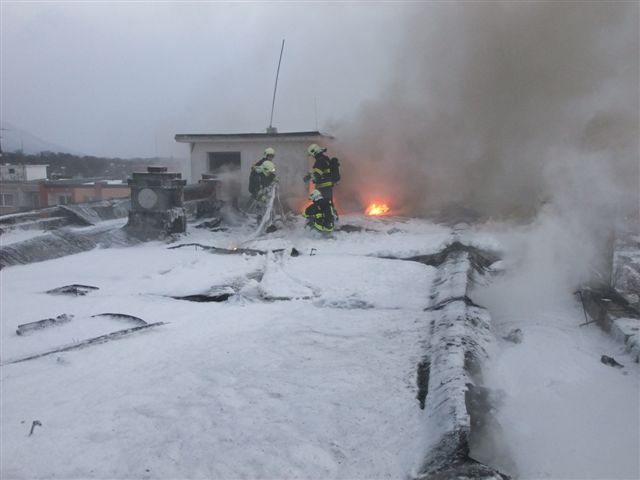 Požár paneláku v Jirkově na Chomutovsku