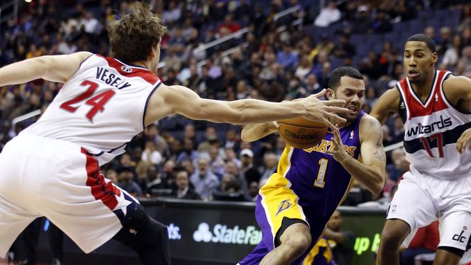 Jan Veselý na ilustračním snímku zastavuje atak hráče LA Lakers. Podobně úspěšný byl několikrát i dnes v noci.