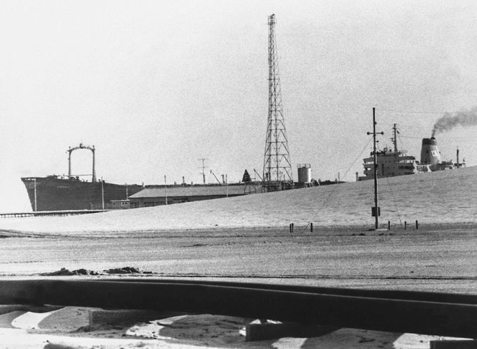 Ropný tanker v Kataru v roce 1971. Fotografie ze země, která v roce 2022 bude pořádat mistrovství světa ve fotbale.