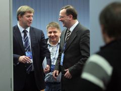 Kongres ODS: Petr Bendl, Milan Venclík a Petr Nečas (zleva doprava) po skončení jednání výkonné rady.