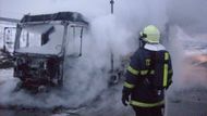 Požár se velmi rychle rozšířil a zničil celý automobil. Hasiči ho dostali pod kontrolu téměř po hodině.