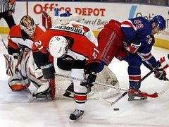 Útočník NY Rangers Jaromír Jágr (vpravo) v souboji s philadelphským Peterem Forsbergem před brankářem Robertem Eschem.