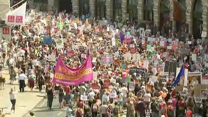 Přímý přenos: Tisíce lidí protestují proti Trumpovi v centru Londýna