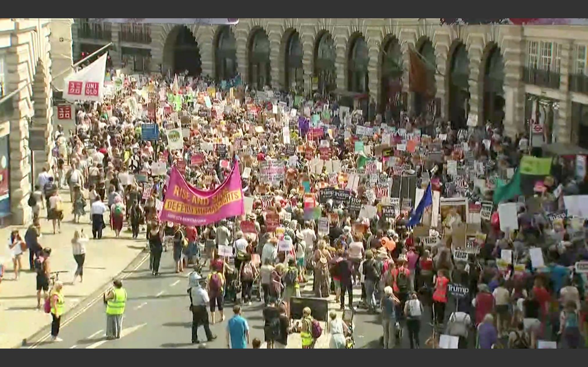 Demonstrace v centru Londýna proti příjezdu amerického prezidenta Donalda Trumpa