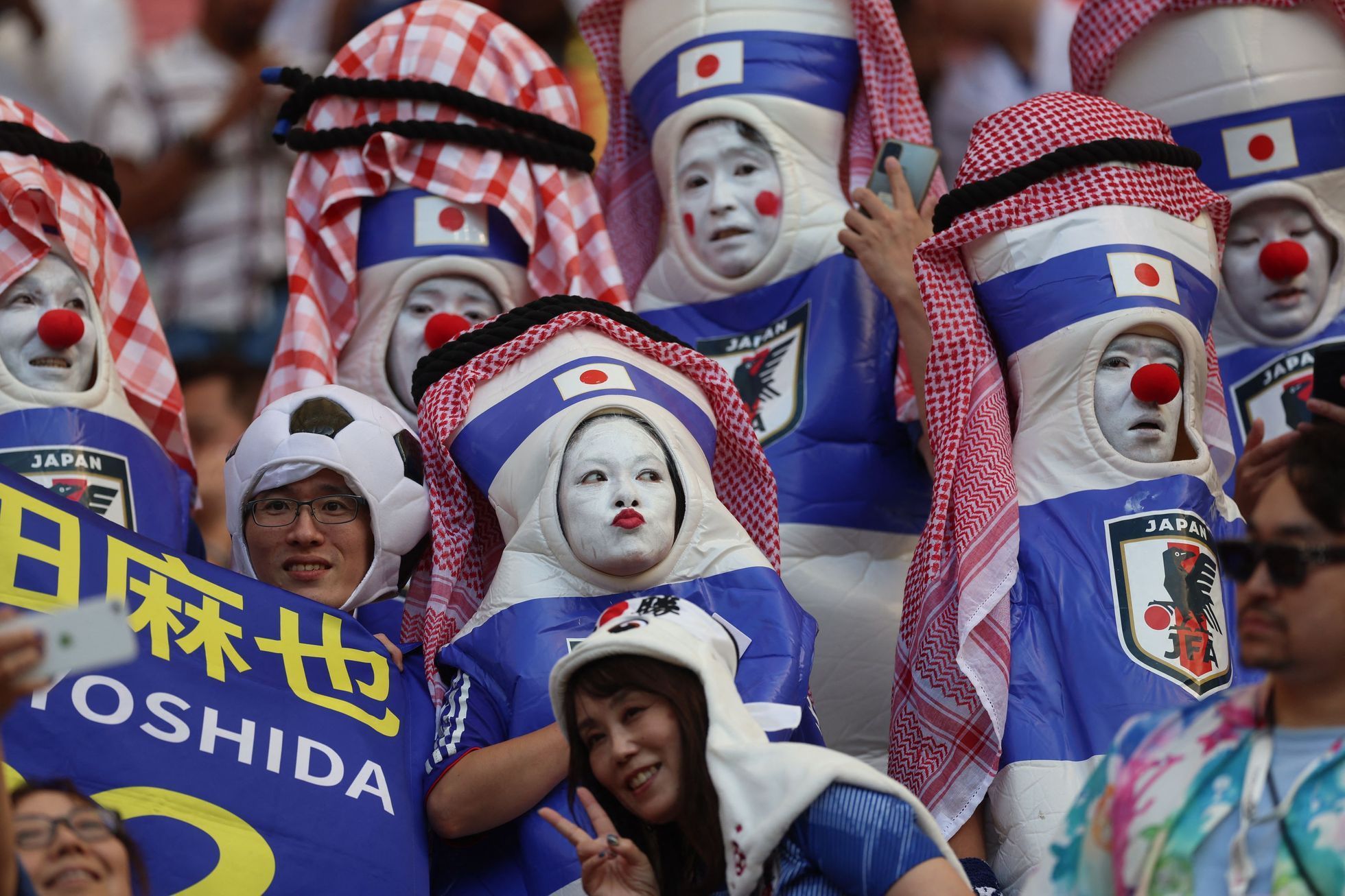 Japonští fanoušci před zápasem MS 2022 s Německem