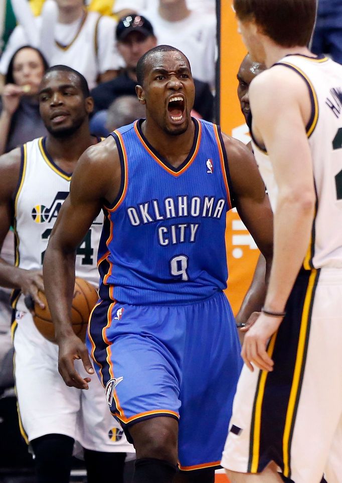 Serge Ibaka z Oklahomy City Thunder slaví koš