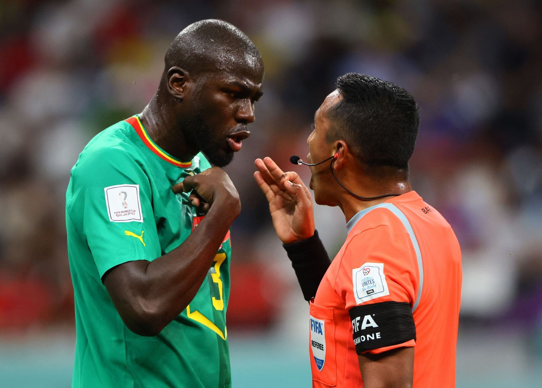 Kalidou Koulibaly a rozhodčí Iván Barton v osmifinále MS 2022 Anglie - Senegal